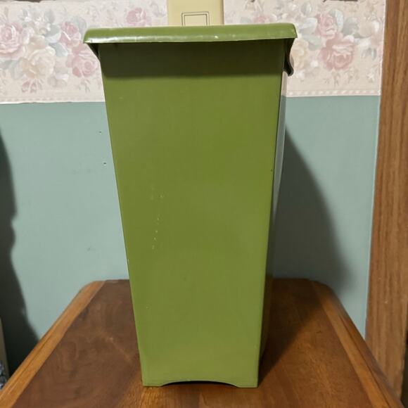 Vintage 70s Avocado Green Small Wastebasket Gold Leaves Mid Century Modern 11" - Picture 2 of 10